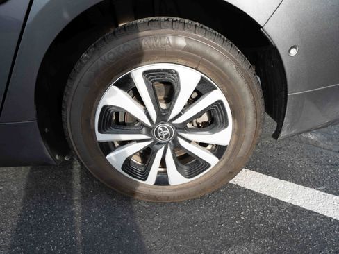 Used 2017 Toyota Prius Four image 28