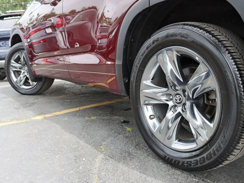 Used 2019 Toyota Highlander Limited Platinum w/ Carpet Mat Package (TMS) AWD/4WD image 14