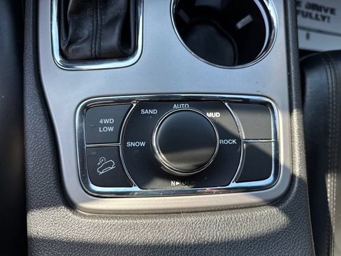 Used 2022 Jeep Grand Cherokee Laredo X AWD/4WD image 19