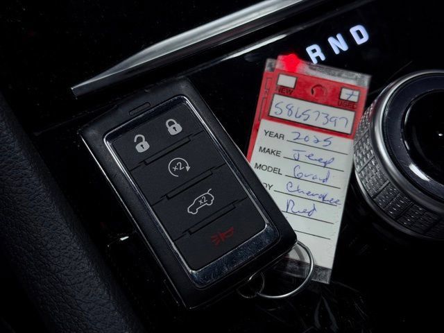 Certified 2025 Jeep Grand Cherokee Altitude AWD/4WD image 32
