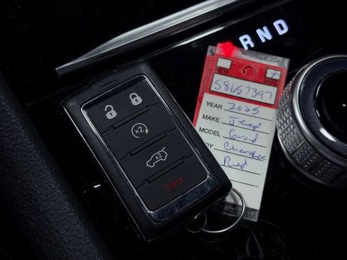 Used 2025 Jeep Grand Cherokee Altitude AWD/4WD image 32