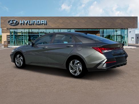 Used 2025 Hyundai Elantra SEL image 4