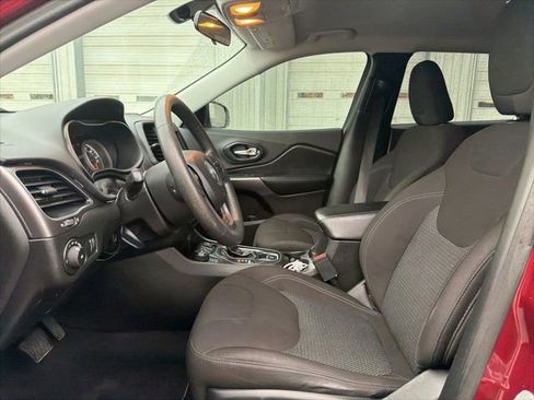 Used 2019 Jeep Cherokee Latitude w/ Popular Appearance Group image 24