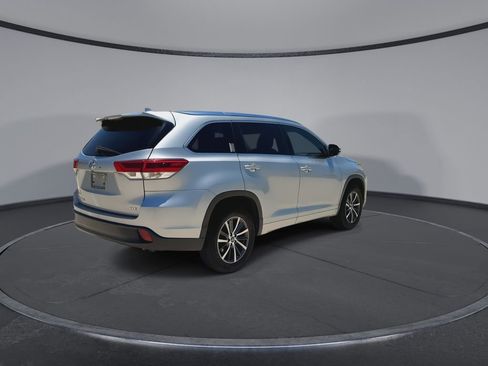 Used 2018 Toyota Highlander XLE FWD image 8