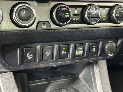 Used 2016 Toyota Tacoma TRD Off-Road w/ Premium & Technology Package AWD/4WD image 26