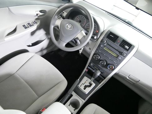 Used 2010 Toyota Corolla LE image 9