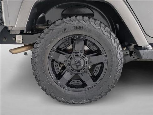 Used 2017 Jeep Wrangler Unlimited Sahara w/ Connectivity Group image 21