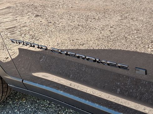 New 2025 Jeep Grand Cherokee Altitude image 17