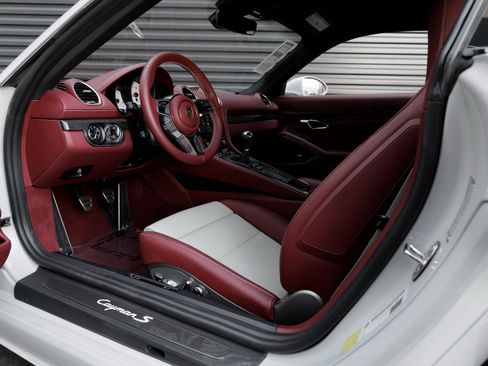 New 2025 Porsche 718 Cayman S RWD image 4