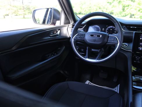 Used 2024 Jeep Grand Cherokee Laredo w/ Luxury Tech Group I AWD/4WD image 10
