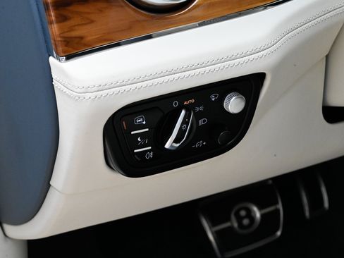 Used 2023 Bentley Bentayga AWD/4WD image 22