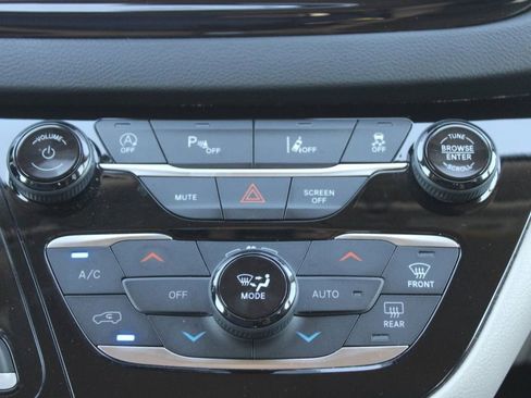Used 2023 Chrysler Pacifica Touring-L FWD image 24