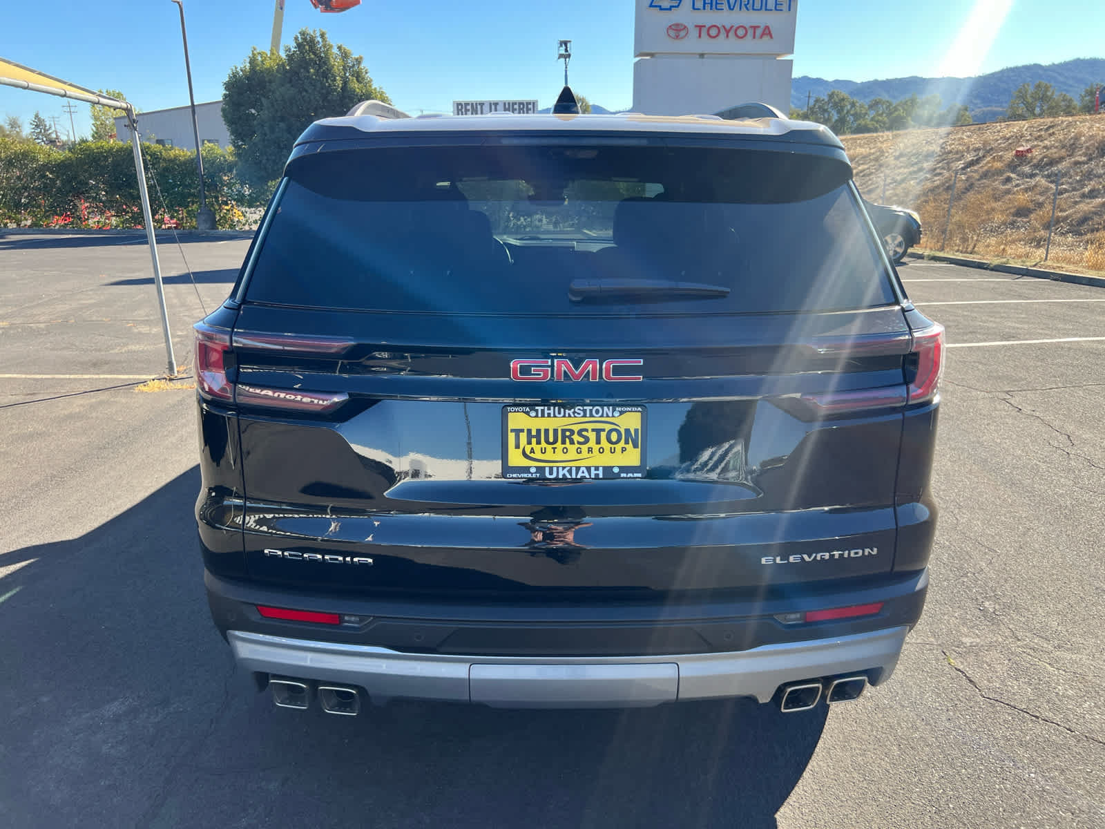 Used 2026 GMC Acadia Elevation w/ Elevation Premium Package FWD image 9