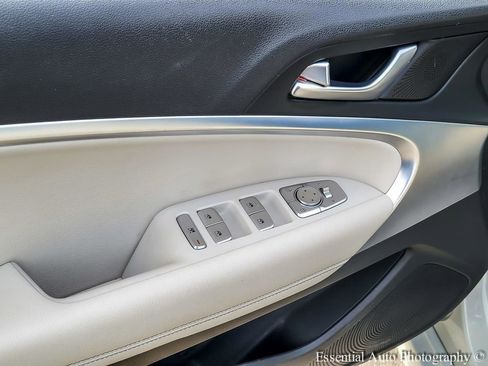 Used 2024 Genesis G70 2.5T image 13