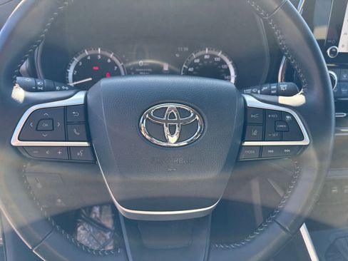 Used 2025 Toyota Highlander LE image 29