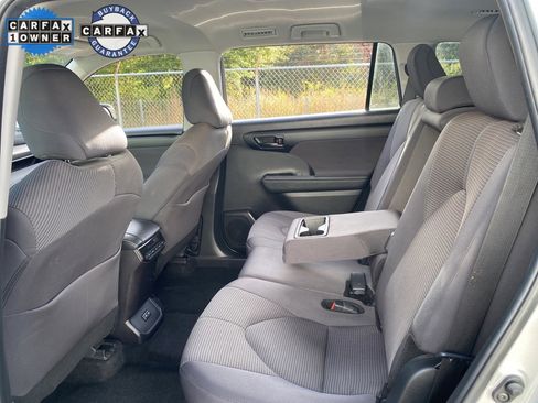 Used 2024 Toyota Highlander LE image 21