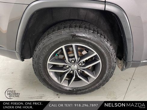 Used 2017 Jeep Grand Cherokee Limited w/ Luxury Group II image 13