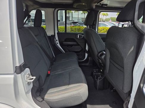Used 2025 Jeep Wrangler Unlimited Sahara AWD/4WD image 15