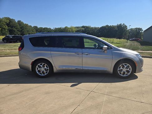 Used 2019 Chrysler Pacifica Touring-L Plus w/ Tire & Wheel Group FWD image 2