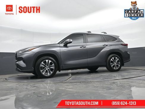 Used 2024 Toyota Highlander XLE AWD/4WD image 44