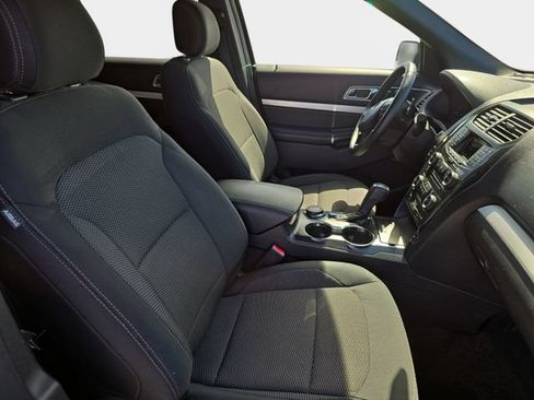 Used 2017 Ford Explorer XLT AWD/4WD image 12