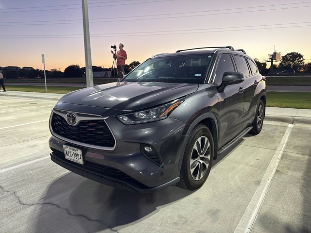 Used 2020 Toyota Highlander XLE FWD image 2