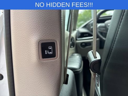 Used 2023 Chrysler Pacifica Touring-L FWD image 37