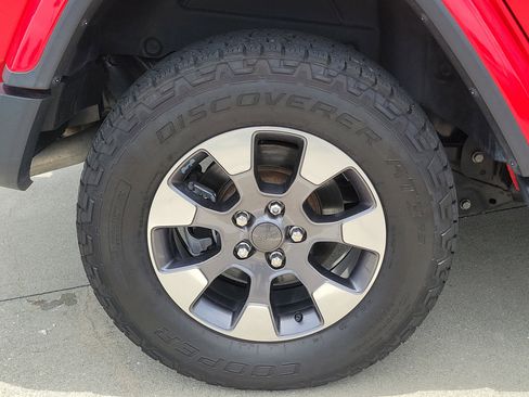 Used 2018 Jeep Wrangler Unlimited Sahara w/ Cold Weather Group AWD/4WD image 10