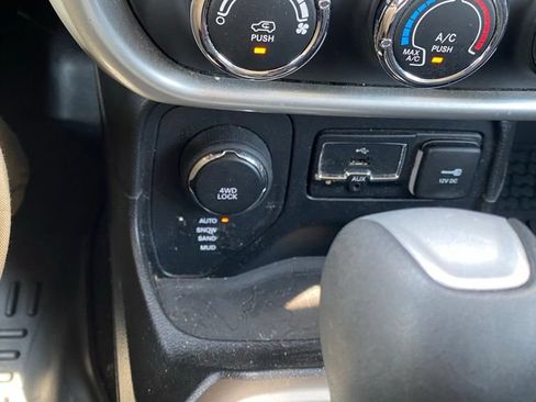Used 2017 Jeep Renegade Latitude AWD/4WD image 9