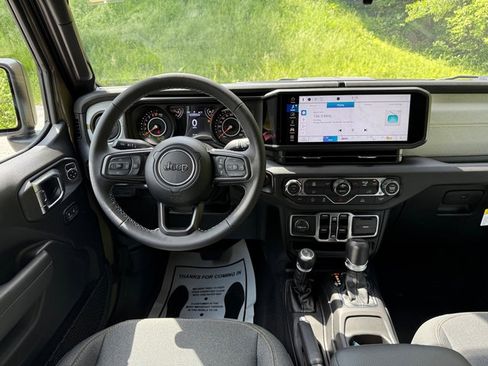 New 2025 Jeep Gladiator Sport image 12