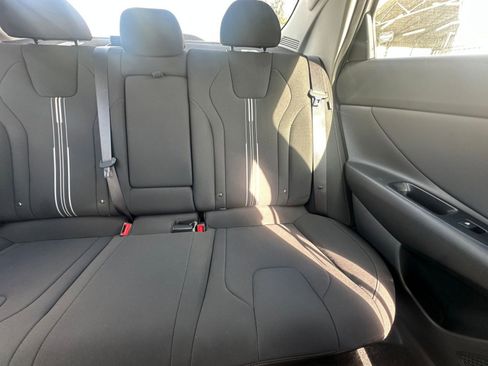 Used 2025 Hyundai Elantra SEL image 37