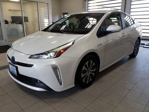 Used 2021 Toyota Prius XLE image 2