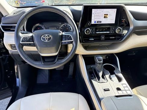 Used 2024 Toyota Highlander XLE image 18