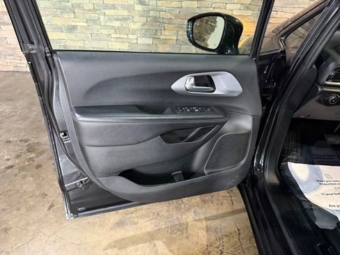 Used 2018 Chrysler Pacifica Touring Plus w/ S Appearance Package FWD image 8