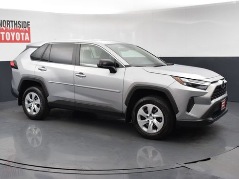 Used 2025 Toyota RAV4 LE AWD/4WD image 6