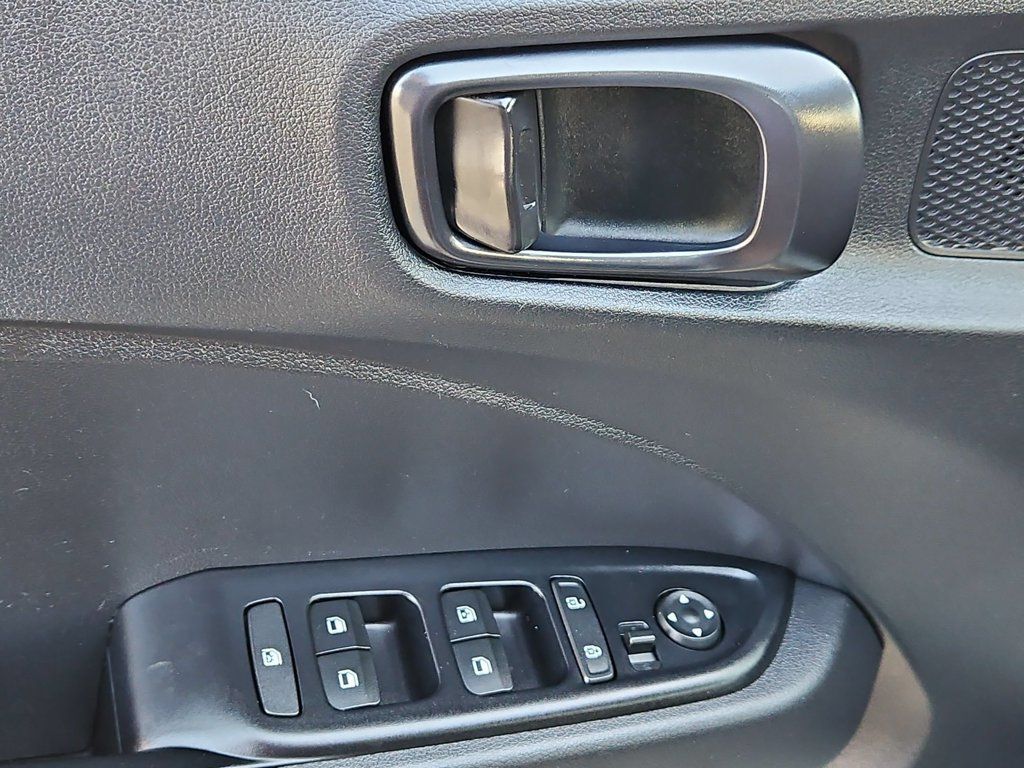 Used 2025 Hyundai Venue Limited FWD image 13