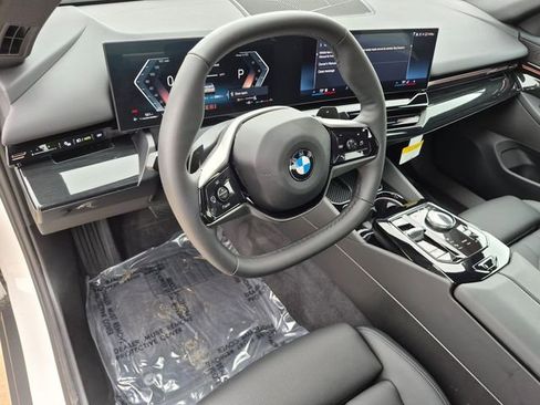 Certified 2026 BMW 530i xDrive w/ Convenience Package AWD/4WD image 11