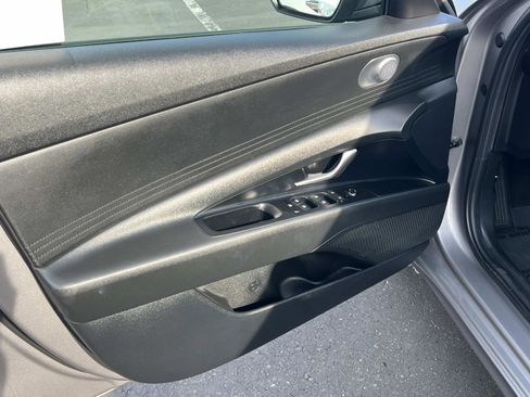 Used 2021 Hyundai Elantra Blue image 6