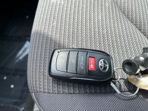 Used 2025 Toyota Highlander LE image 21