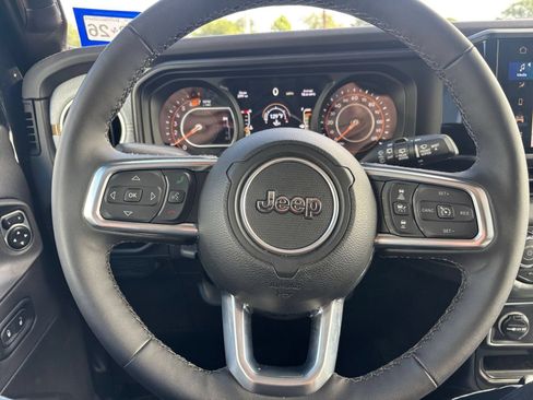 Used 2025 Jeep Wrangler Unlimited Sahara AWD/4WD image 25