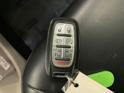 Used 2023 Chrysler Pacifica Touring-L FWD image 27