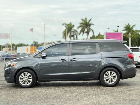 Used 2017 Kia Sedona LX w/ LX Essentials Premium Package FWD image 4