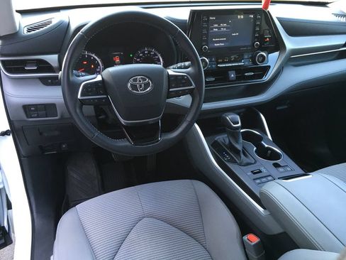 Used 2020 Toyota Highlander LE AWD/4WD image 23