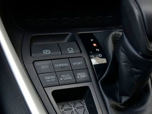 Used 2022 Toyota RAV4 LE image 24