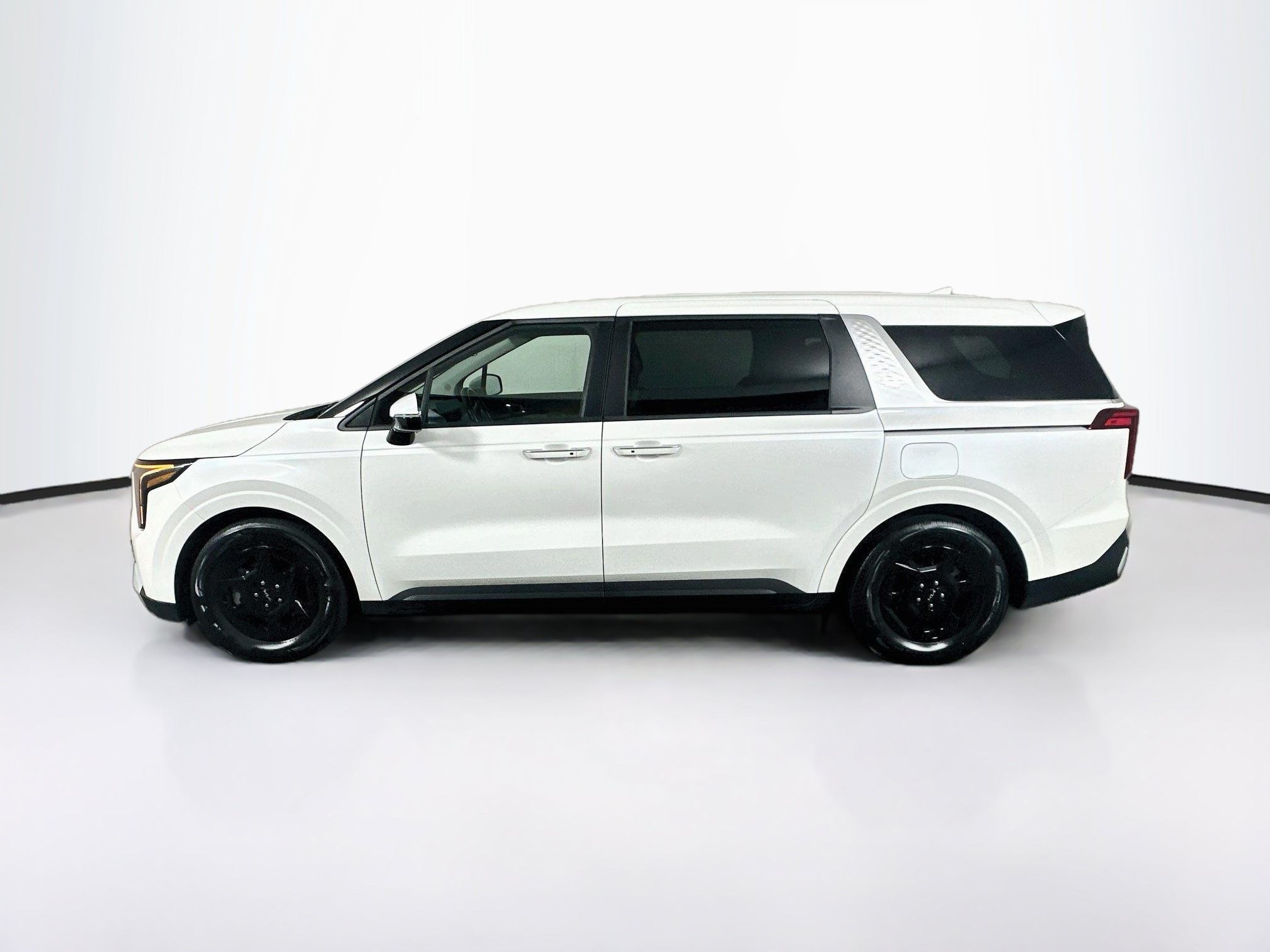 Used 2026 Kia Carnival FWD image 4