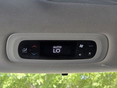 Used 2020 Chrysler Pacifica Touring-L FWD image 9
