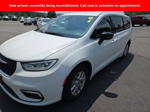 Used 2025 Chrysler Pacifica Select FWD image 2