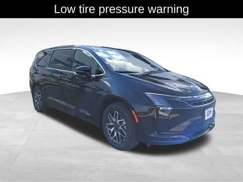 New 2027 Chrysler Pacifica Limited AWD/4WD image 7