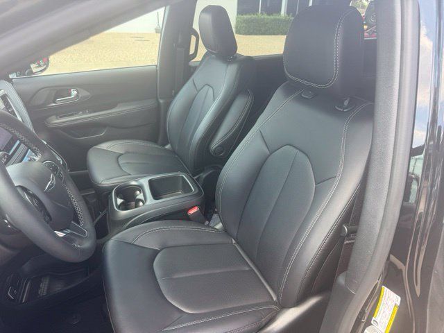 Used 2025 Chrysler Pacifica Select FWD image 6