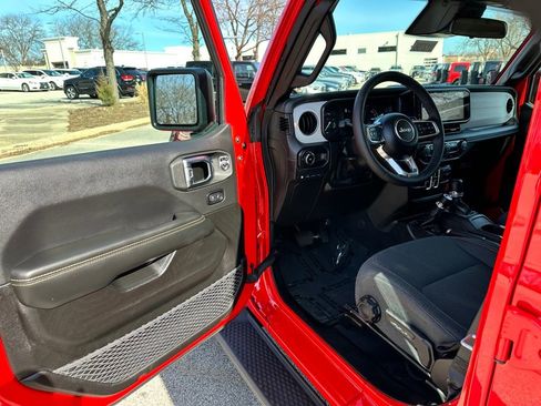 Used 2025 Jeep Wrangler Sahara 4xe image 16